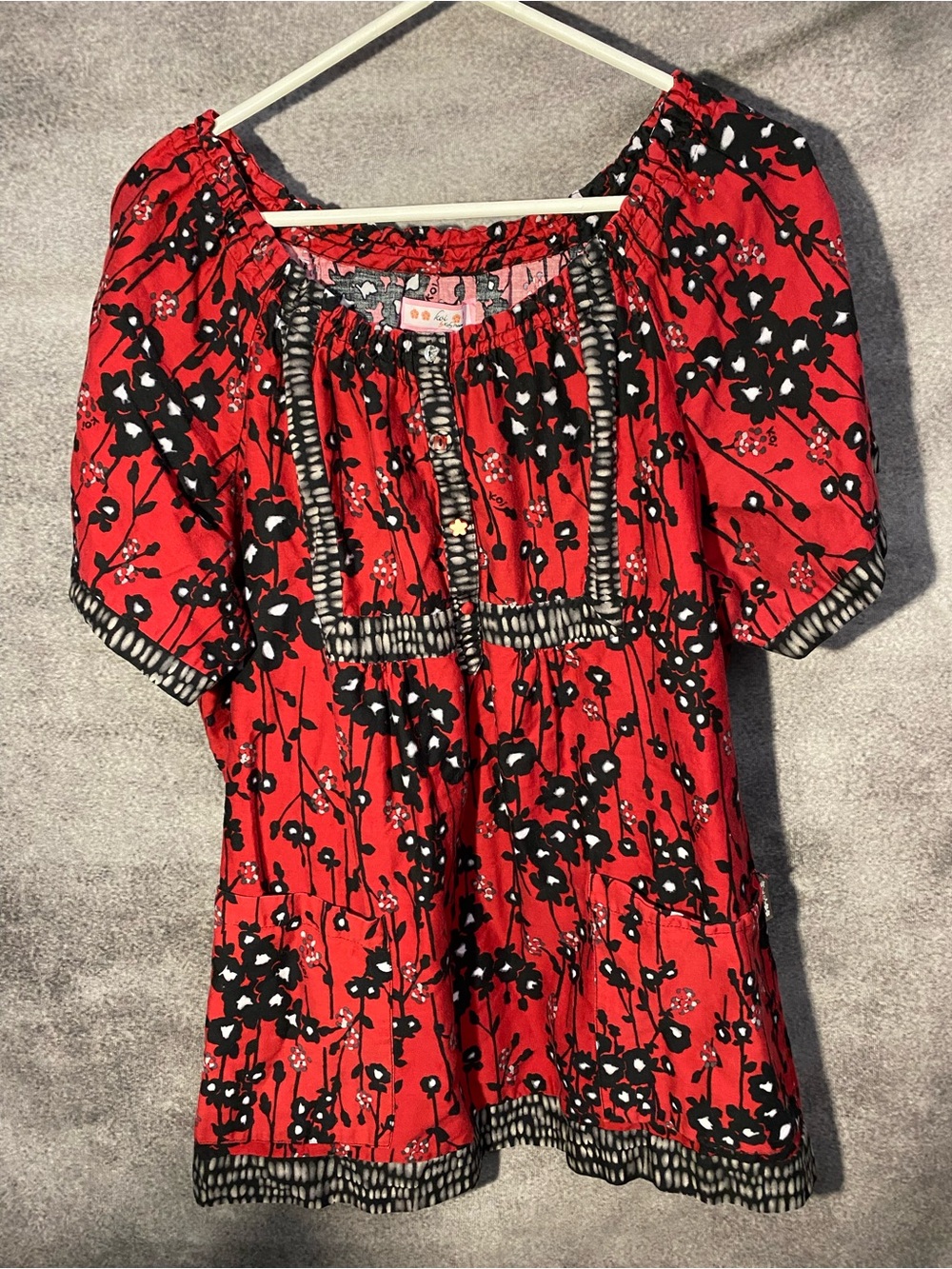 Koi by Kathy Peterson Scrub Top Medium Red Black Floral Short Sleeve Patch